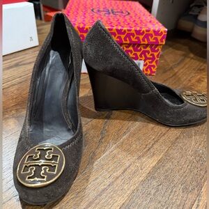 Tory Burch Brown Suede Wedge Pumps Gold Logo Medallion